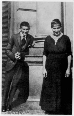 Kafka mit Schwester Ottla 1915