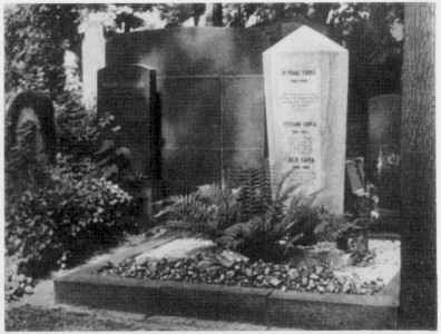 Kafkas Grab auf dem Straschnitzer
 Friedhof in Prag